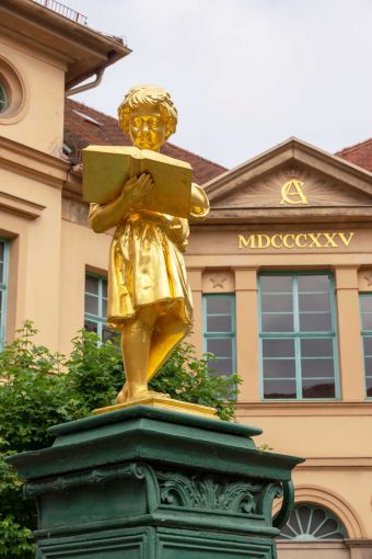 Bürgerschul-Brunnen an der ehemaligen Bürgerschule in Weimar