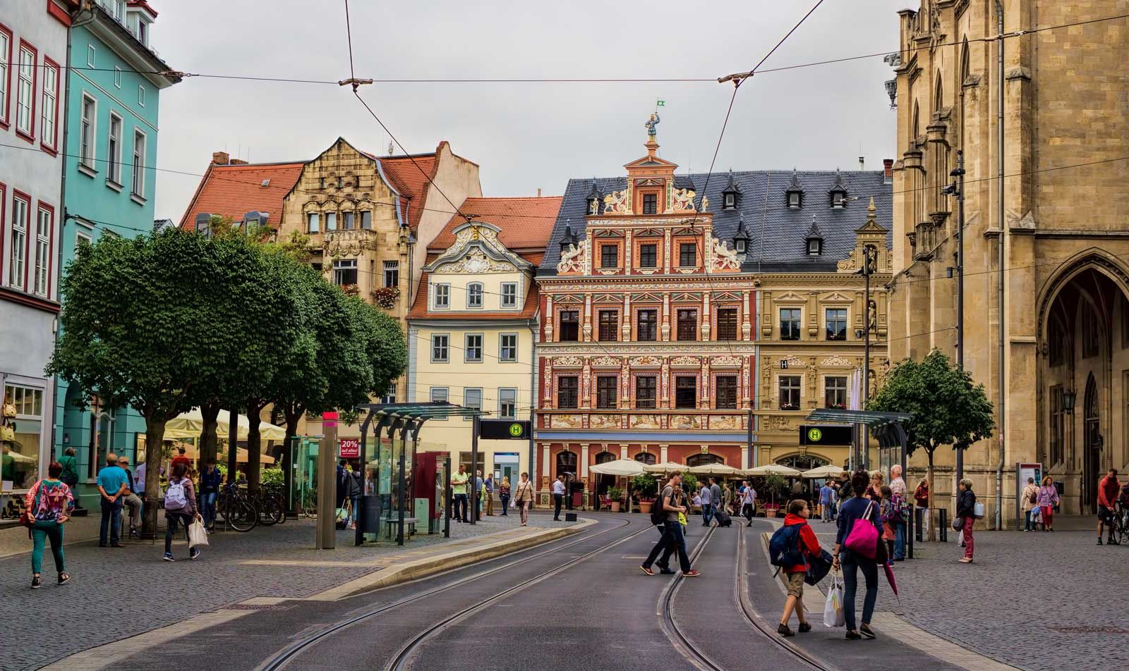 Blick auf historische Häuser auf dem Erfurter Fischmarkt